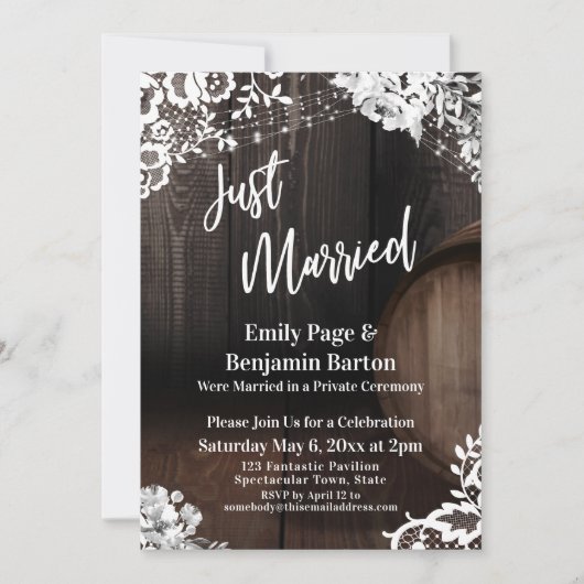 Net getrouwd rustieke houten vat verlicht bloemen kaart (Voorkant)