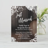 Net getrouwd rustieke houten vat verlicht bloemen kaart (Staand voorkant)