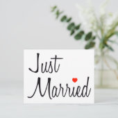 Net getrouwd (script met rood hart) aankondigingskaart (Staand voorkant)