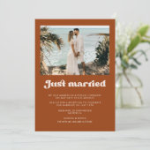 Net getrouwd Stijlvolle retro Burnt Oranje fotokaa Kaart (Staand voorkant)
