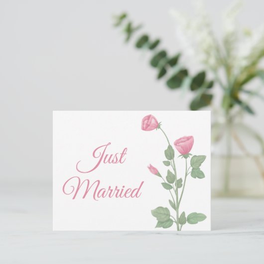 Net getrouwd Waterverf roze bloemenbruiloft Aankondigingskaart (Staand voorkant)