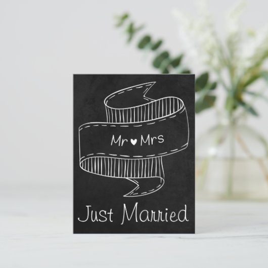 Net getrouwd zwart-wit schoolbord bruiloft aankondigingskaart (Staand voorkant)