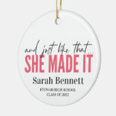 Net zoals ze het afstuderen aankondigde keramisch ornament (Links)