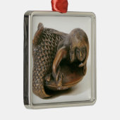 Netsuke, gekaard in de vorm van een zeemeermin metalen ornament (Rechts)