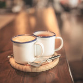 Nette Geste: „Für dich, weil Kaffee.“ Mitbringsel. Mok