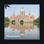 Neues Rathaus in Hannover Magneet<br><div class="desc">Een foto van het Neues Rathaus in Hannover, Nedersaksen, Duitsland is te zien op deze souvenirmagneet. De tekst kan worden aangepast of verwijderd. De magneten maken een ideaal geschenk, of een persoonlijk cadeau om op je koelkast of archiefkast te plakken. Deze vierkante magneet is 2" x 2" (5cm x 5cm)...</div>
