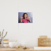 Neurodivergent kind meisje met roze hoofdtelefoon  poster (Keuken)