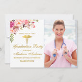 Neurse roze Floral Afstudeerder Party Invite Gold Kaart (Voorkant)