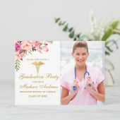 Neurse roze Floral Afstudeerder Party Invite Gold Kaart (Staand voorkant)