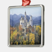 Neuschwanstein is een van de drie metalen ornament (Links)