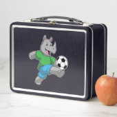 Neushoorn als voetballer met voetbal (In situ)