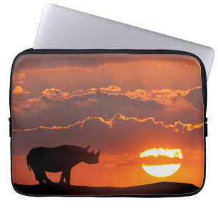 Neushoorn bij zonsondergang, Masai Mara, Kenia Laptop Sleeve
