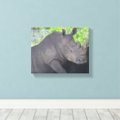 Neushoorn in boslandschap Focus Canvas Afdruk (Insitu (Houten vloer))