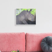 Neushoorn in boslandschap Focus Canvas Afdruk (Insitu (Woonkamer))