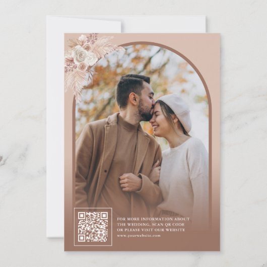 Neutraal beige bloemenpampas boog foto QR-code Save The Date (Achterkant)