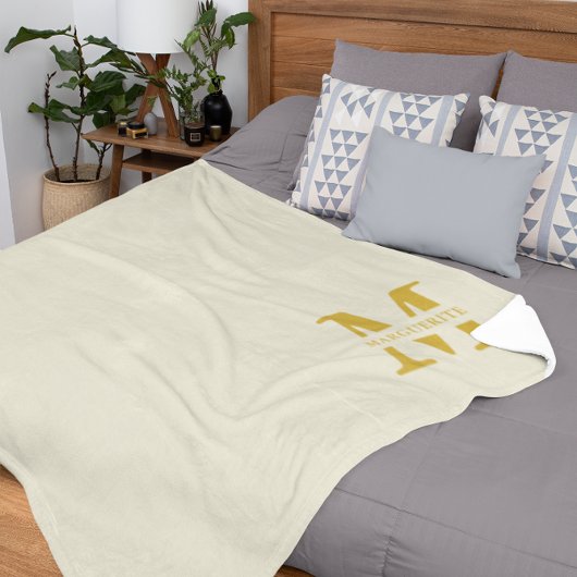 Neutraal beige goud monogram fleece deken