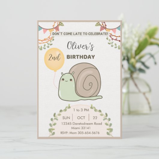 Neutraal beige slak verjaardag uitnodiging (Staand voorkant)