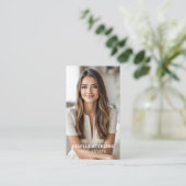 Neutraal Beige Vastgoedmakelaar Minimal Modern Visitekaartje (Staand voorkant)