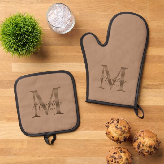 Neutraal Taupe en Metallic Goud Monogram Script Ovenwant & Pannenlap Set (Top down)