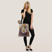 Neutraal zwevende Daisy Waterverf Tote Bag (Op model)