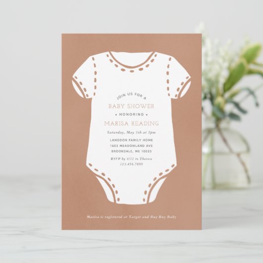 Neutral Beige Bodysuit minimalistisch Baby shower Kaart (Staand voorkant)