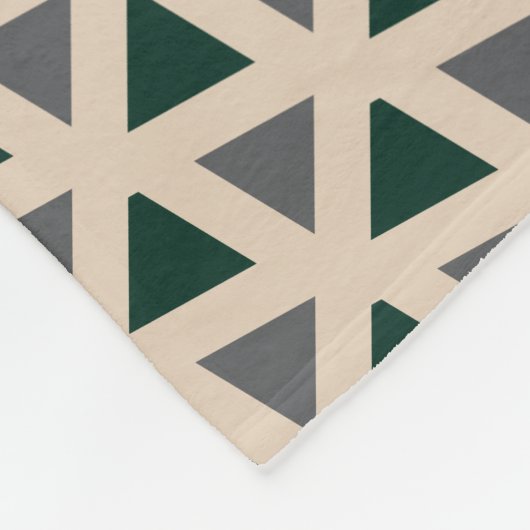 Neutral geometric triangle cozy fleece blanket (Hoek)