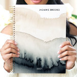 Neutral Waterverf Wash 2025 Aangepaste naam Planner<br><div class="desc">Omarm de serene schoonheid van deze minimalistische planner. Zachte, neutrale waterverf wast stroom over de cover, het creëren van een kalmerende en verfijnde esthetiek. Stel je voor dat je met moeiteloze gratie door je schema zwerft. Personaliseer het met jouw naam en laat deze planner je artistieke metgezel zijn terwijl je...</div>