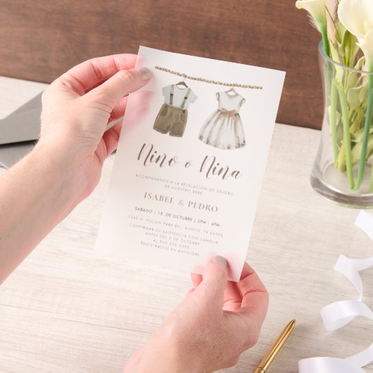 Neutrale babykleding Spaans geslacht onthullen Vellum Uitnodigingen (Draagbaar)