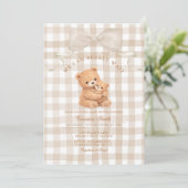 Neutrale Beige Gingham Beer Babyshower Uitnodiging (Staand voorkant)