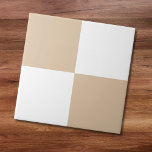 Neutrale Beige Witte Geruite Keramische Tegel Tegeltje<br><div class="desc">Deze neutrale keramische tegel is voorzien van een trendy dampatroon in beige en wit. De kleuren kunnen worden aangepast in het ontwerpgereedschap.</div>