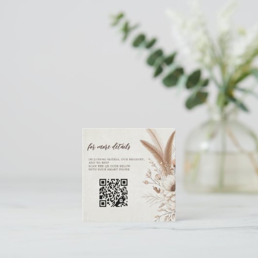Neutrale Boho Bloemen met QR Code Bruiloft Informatiekaartje (Staand voorkant)