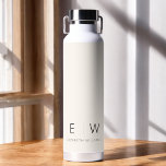 Neutrale Elegante Moderne Minimalistische Monogram Waterfles<br><div class="desc">Verhoog uw hydratatieroutine met onze Classic Elegant Modern Minimalist Monogram Black Water Bottle. Deze zorgvuldig ontworpen waterfles combineert naadloos tijdloze verfijning met hedendaags minimalisme, waardoor het een stijlvol en functioneel accessoire is voor uw dagelijks leven. Deze waterfles is vervaardigd met precisie en aandacht voor detail en is meer dan alleen...</div>