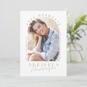 Neutrale en moderne bruine foto afstudeeruitnodigi kaart (Staand voorkant)
