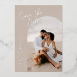 Neutrale Foto Save the Date Kaart with Folie<br><div class="desc">Deze Neutrale Foto Save The Date Kaart with Folie zal uw gegevens en foto's prachtig weergeven voor uw gasten. Voeg een foto aan de boogvertoning en ook aan de achterkant toe,  die u 2 fotoruimten geven. U kunt de namen,  de datum en de plaats dan personaliseren.</div>