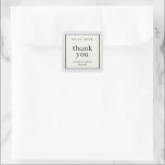 Neutrale grens Eenvoudige Huwelijksgunst Vierkante Sticker<br><div class="desc">Maak een statement van ingetogen elegantie met deze eenvoudige,  op tekst gebaseerde bruiloft gunst bedankt sticker label met een subtiele rand van zwart en grijs op neutrale ecru. Gebruik de aanpassingsoptie om de kleuren en lettertypen aan te passen aan uw huwelijksthema.</div>