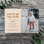 Neutrale Partij bij Mijn Wieg 1e verjaardag Partij Kaart<br><div class="desc">Deze leuke uitnodiging voor het eerste verjaardagsfeest bevat de woorden "feest op mijn wieg" in lichtbruin op een neutrale witte achtergrond. Het kenmerkt ruimte voor één enkele foto op het recht met ruimte voor elk van uw partijdetails op de linkerzijde. De rug heeft een kleur coördinerend neutraal gekleurd gestreepte patroon....</div>