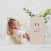 Neutrale Tan Monogram Nieuwe baby Foto geboortedat Aankondiging (Staand voorkant)