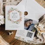 Neutrale Waterverf Bloemen met QR Code en Foto Save The Date<br><div class="desc">Deze prachtige bruiloft bewaar de datumkaarten zijn voorzien van een faux gold geometrisch lijst omringd door weelderige, waterverf neutrale bloemetjes in neutrale, aardetinten kleuren zoals beige perzik, stoffig roos en zacht groen met gouden accenten en bladeren. Een elegante boho bloemenlook op een eenvoudige witte achtergrond. Op de achterkant van de...</div>