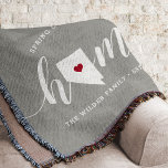 Nevada Home State Personalized Deken<br><div class="desc">Show een beetje trots op de thuisstaat met deze schattige, rotsgrijze deken met "thuis" in witte kalligrafie met een silhouetekaart van de staat Nevada die voor de letter "O." staat. Een rode hartillustratie binnen de staatskaart voltooit het ontwerp; u kunt de positie van het hart in uw thuisstad veranderen door...</div>