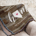 Nevada Home State Personalized Wood Kijk uit Deken<br><div class="desc">Show een beetje trots op de thuisstaat met deze schattige luxe houtplank met een deken die "thuis" is voorzien in een wit kalligrafiekscript met een silhouetekaart van de staat Nevada die voor de letter "O." staat. Een roze hartillustratie in de staatskaart voltooit het ontwerp; u kunt de positie van het...</div>