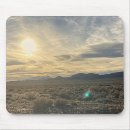 Nevada-woestijnzonsondergang – Gouden lucht boven  Muismat