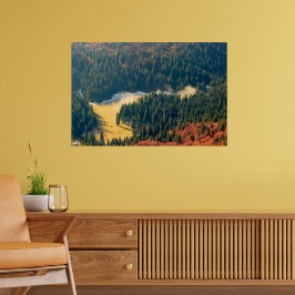 Nevel die over een eenzaam herfstveld rolt poster