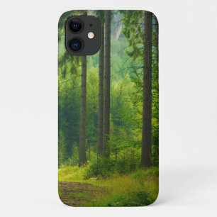 nevel van bomen met een magisch groen bospad Case-Mate iPhone case