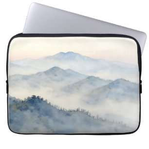 Nevelig berglandschap in waterverf laptop sleeve