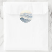 Nevelig bergwaterverf landschap ronde sticker (Tas)