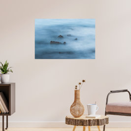 Nevelig blauwe lange belichting van rotsen in zee poster