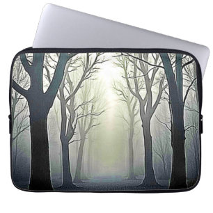 Nevelig Bospad: Griezelige Schoonheid Laptop Sleeve