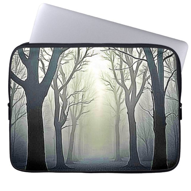Nevelig Bospad: Griezelige Schoonheid Laptop Sleeve (Voorkant)