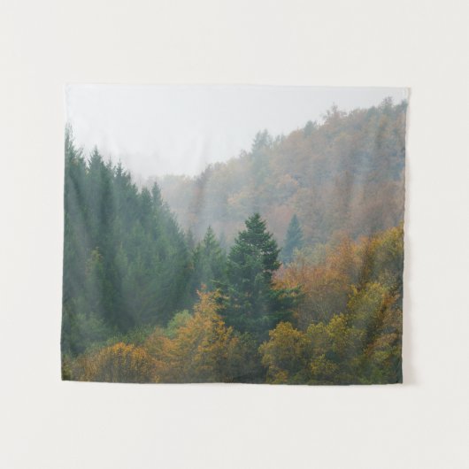 Nevelig herfstbos met lagen die in de mist verdwij wandkleed (Voorkant (horizontaal))