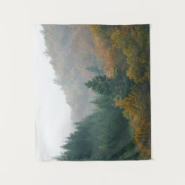 Nevelig herfstbos verdwijnt in de mist wandkleed